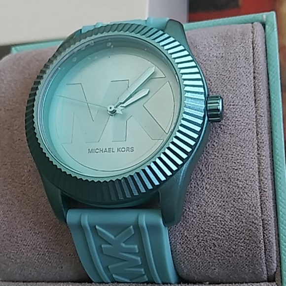 Michael kors women's turquoise silicone watch - Picture 3 of 7